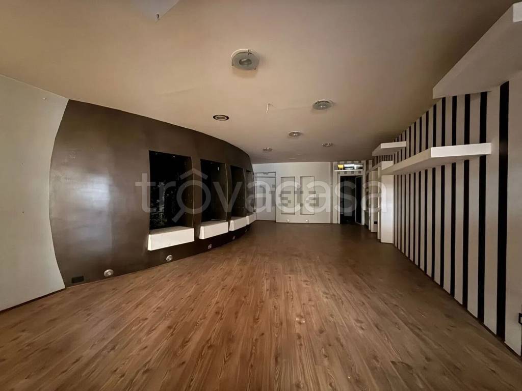 negozio in affitto ad Alessandria