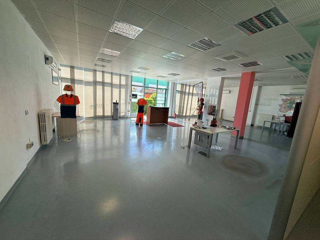 negozio in affitto ad Alessandria in zona Il Cristo