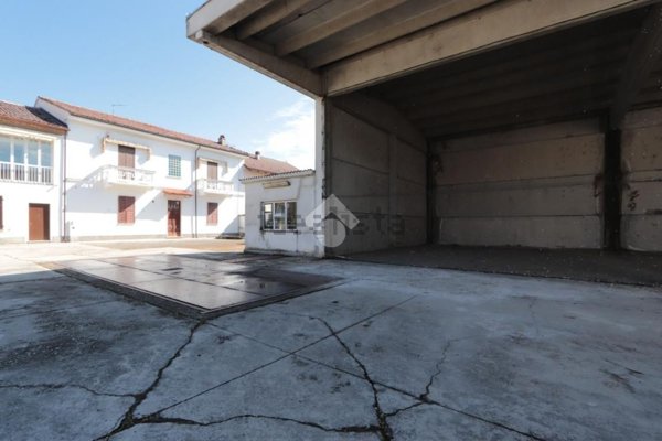 locale commerciale in affitto ad Alessandria in zona Mandrogne