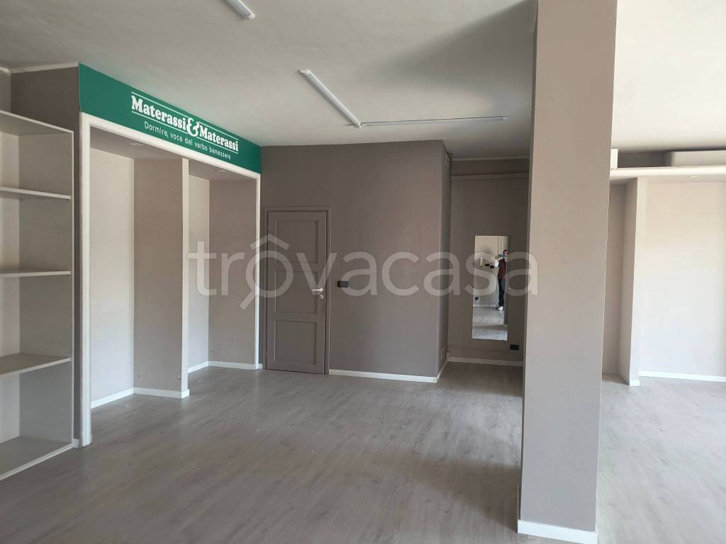 negozio in affitto ad Alessandria in zona Borgo Cittadella