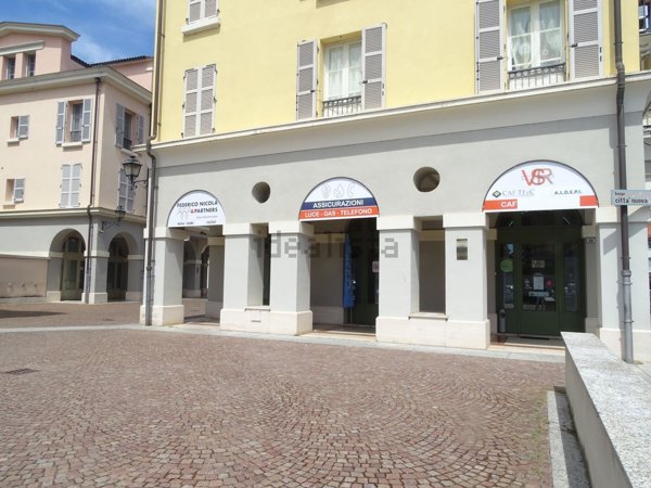 negozio in affitto ad Alessandria in zona zona Pista