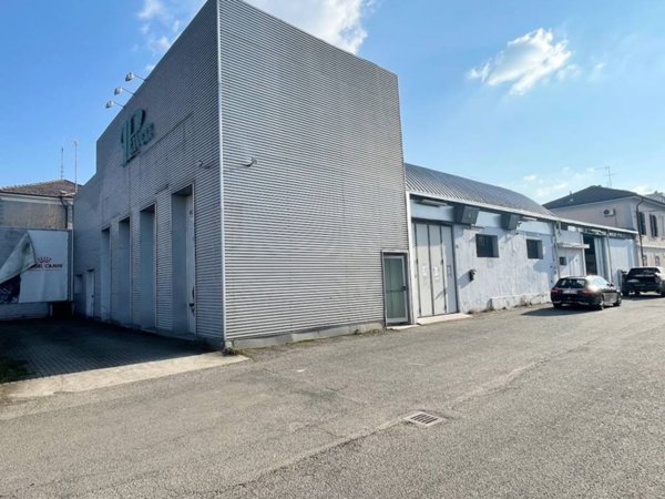 locale commerciale in affitto ad Alessandria in zona Borgo Cittadella