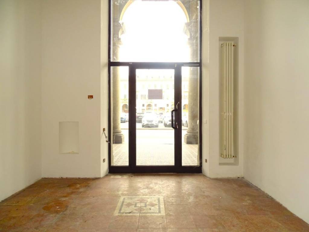 negozio in affitto ad Alessandria in zona Piazza Garibaldi