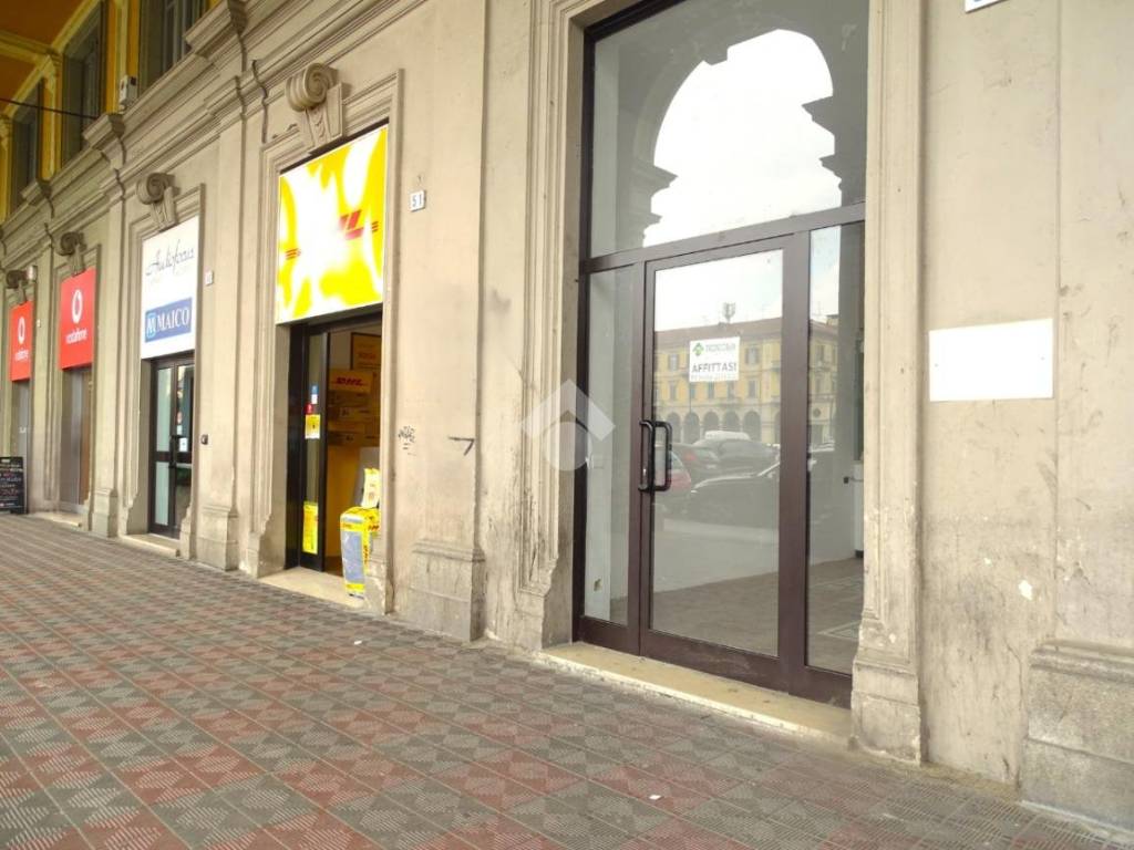 negozio in affitto ad Alessandria in zona Piazza Garibaldi