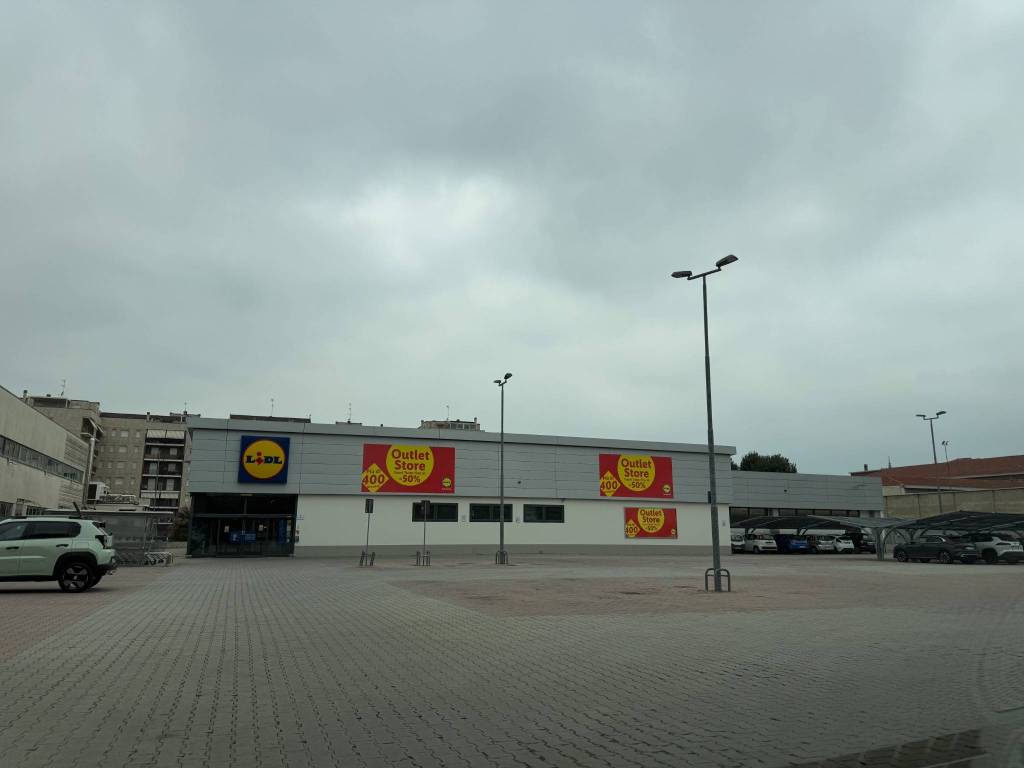 negozio in affitto ad Alessandria in zona zona Pista