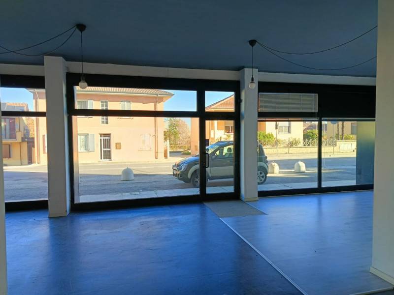 locale commerciale in affitto a Casale Monferrato