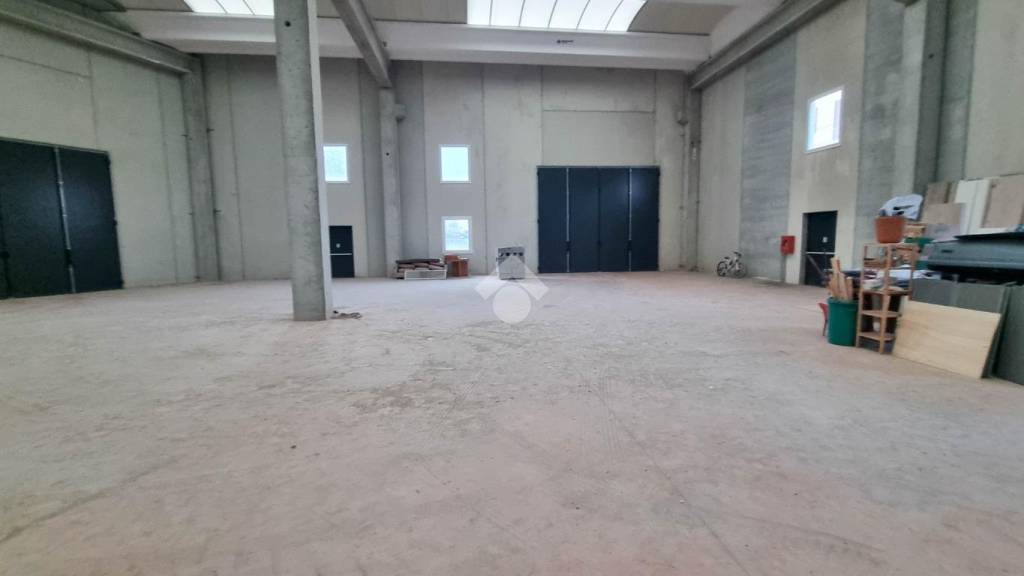 locale commerciale in affitto ad Airuno