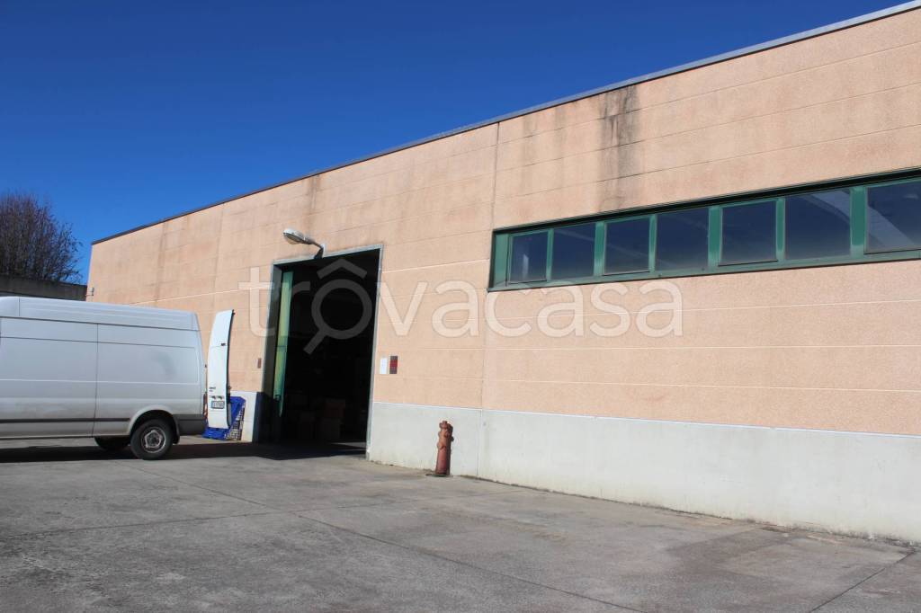 locale commerciale in affitto a Barzago