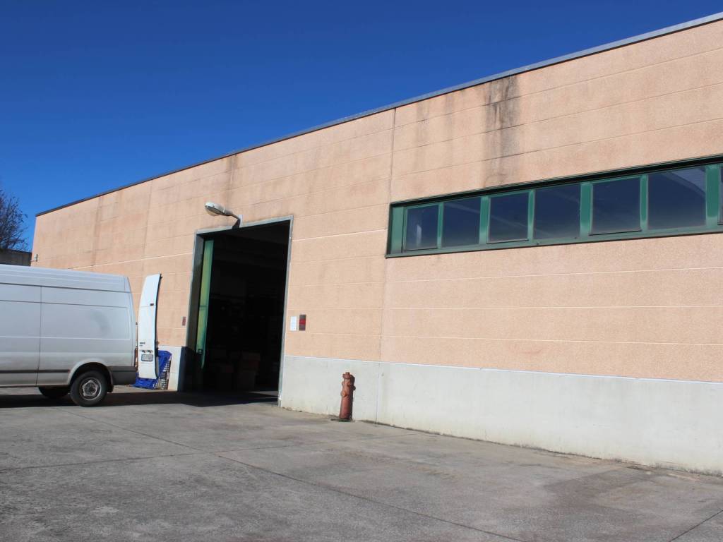 locale commerciale in affitto a Barzago in zona Verdegò
