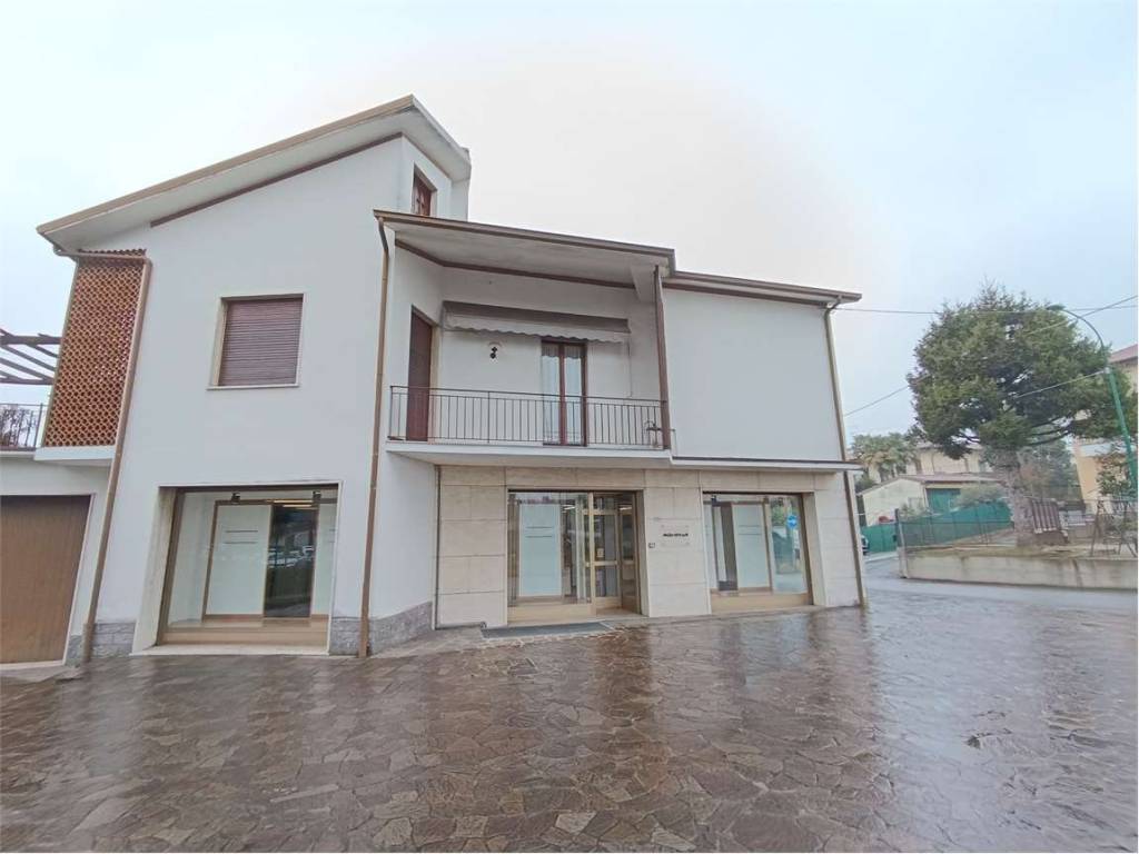 negozio in affitto a Barzanò