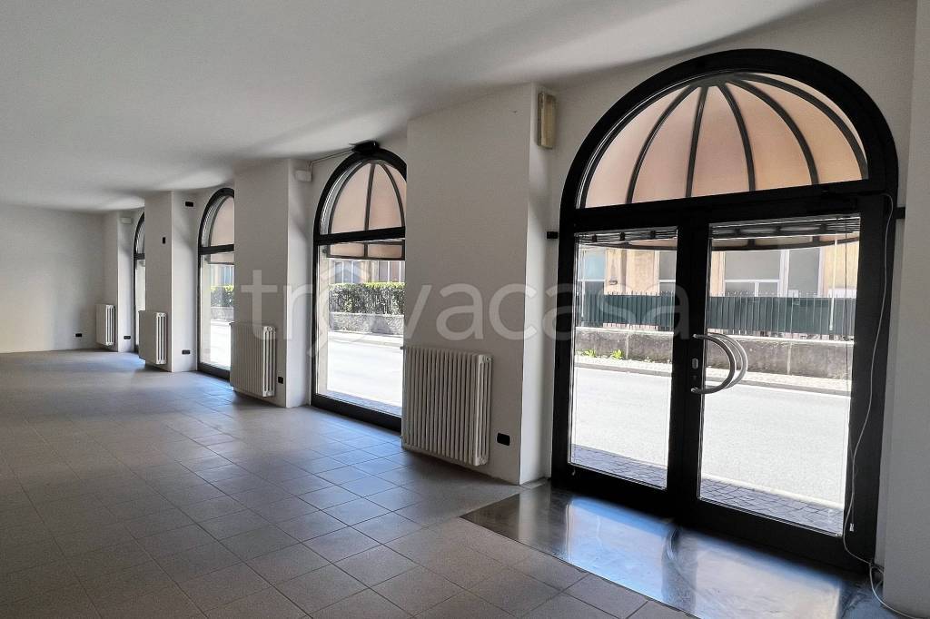 negozio in affitto a Barzanò