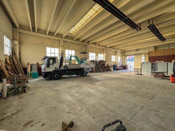 locale commerciale in affitto a Barzanò