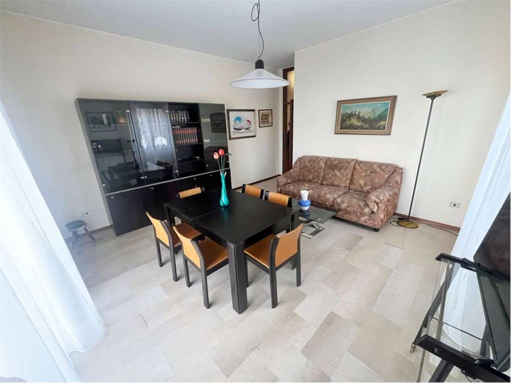 appartamento in affitto a Barzanò