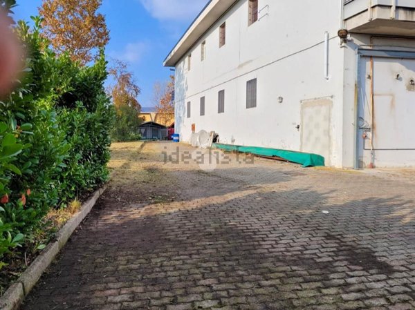 appartamento in affitto a Barzanò