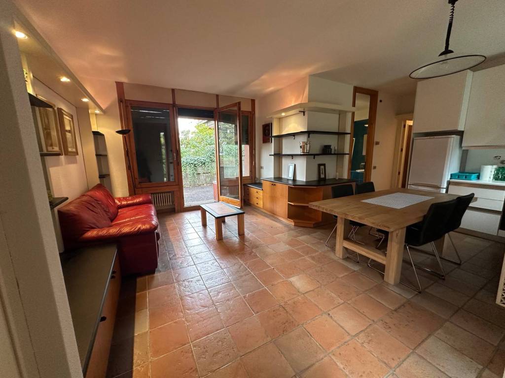 appartamento in affitto a Barzanò