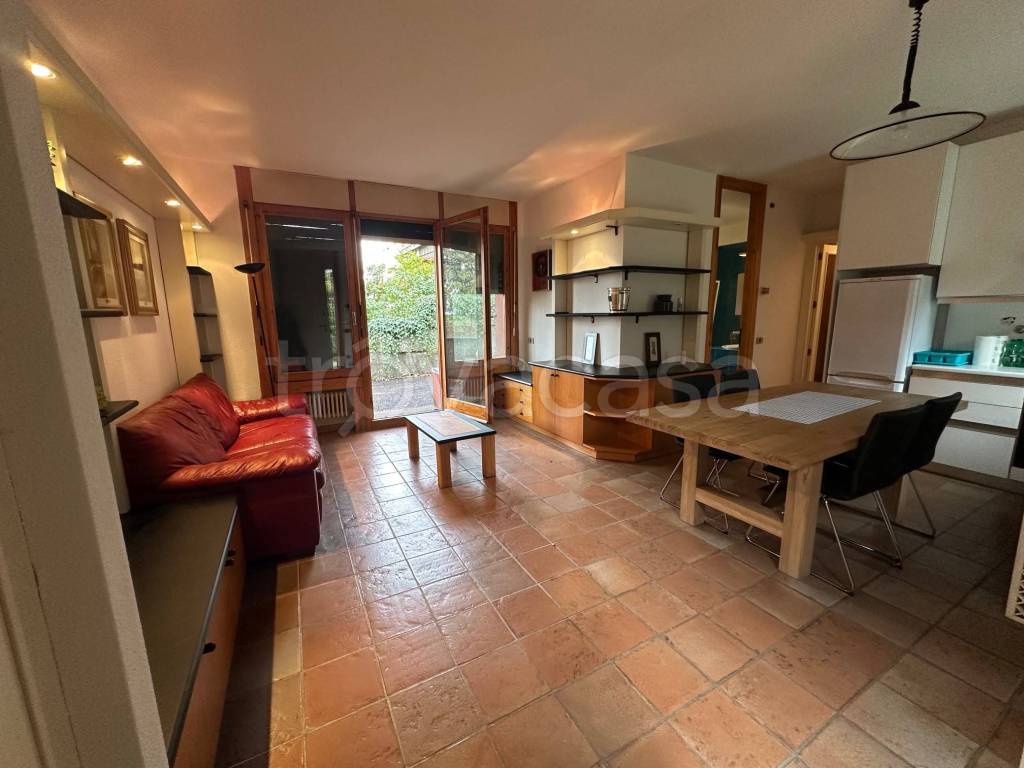 appartamento in affitto a Barzanò