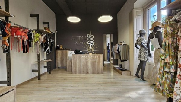 negozio in affitto a Barzanò