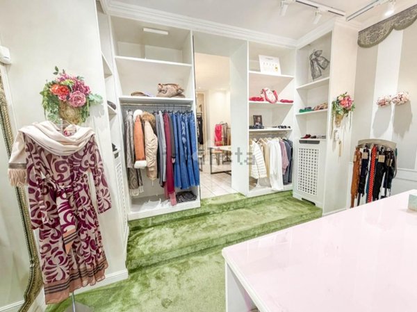 negozio in affitto a Barzanò