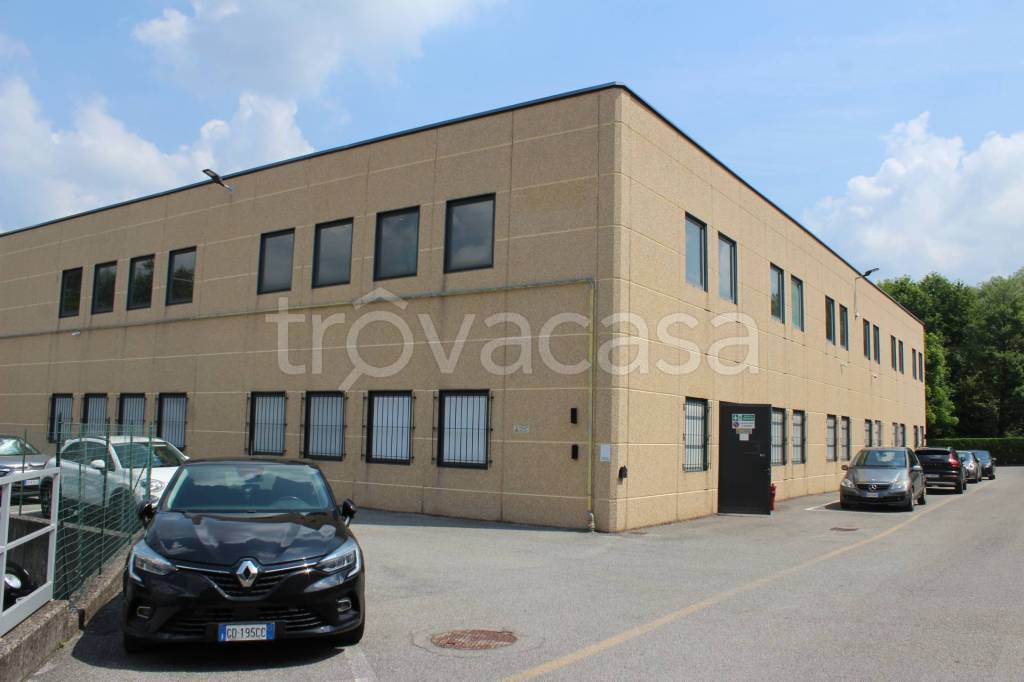 locale commerciale in affitto a Barzanò in zona Dagò