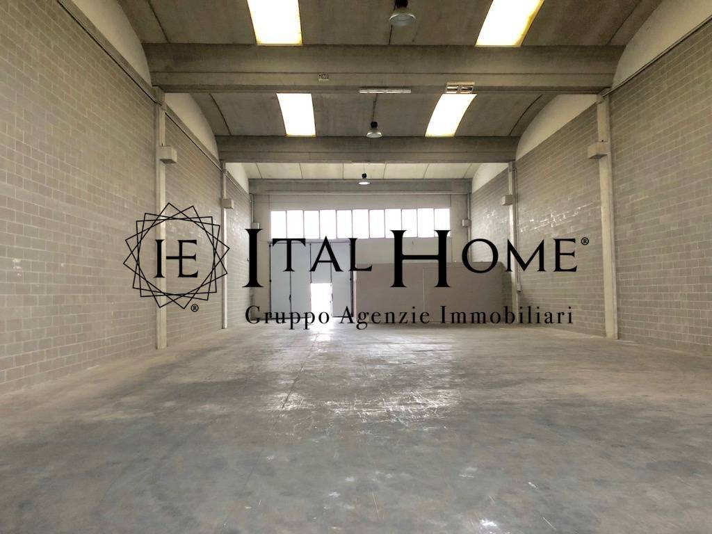 locale commerciale in affitto a Brivio