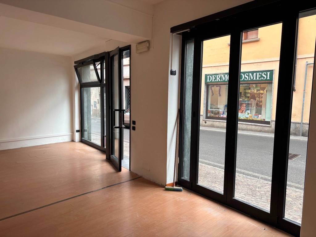 negozio in affitto a Brivio