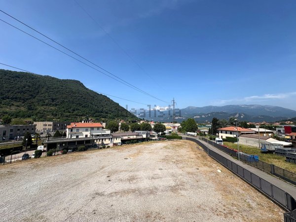 locale commerciale in affitto a Brivio in zona Foppaluera