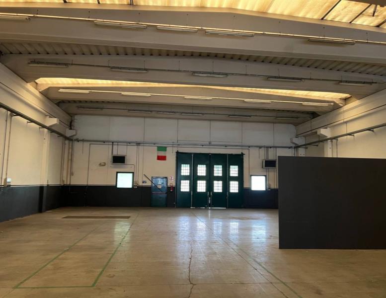 locale commerciale in affitto a Calco