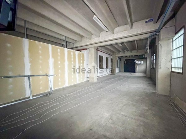 locale commerciale in affitto a Calco