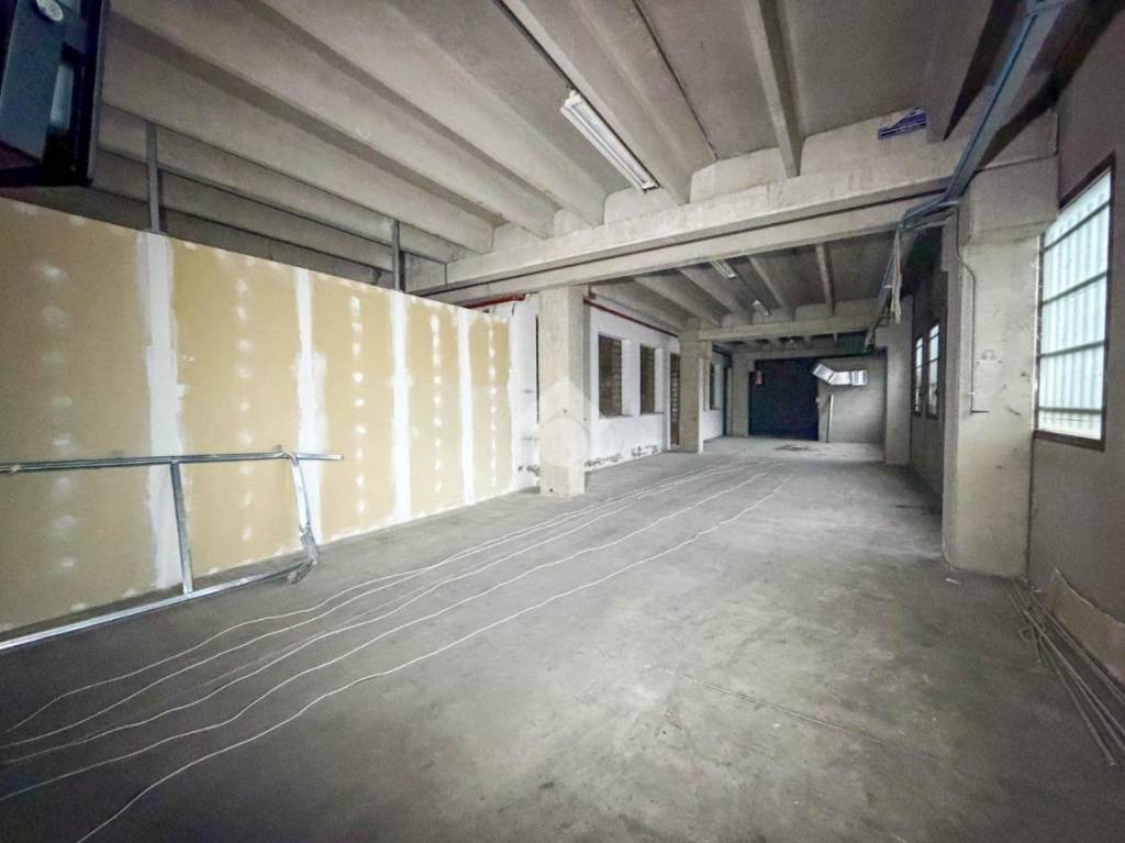 locale commerciale in affitto a Calco