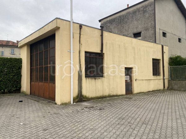 locale commerciale in affitto a Calco