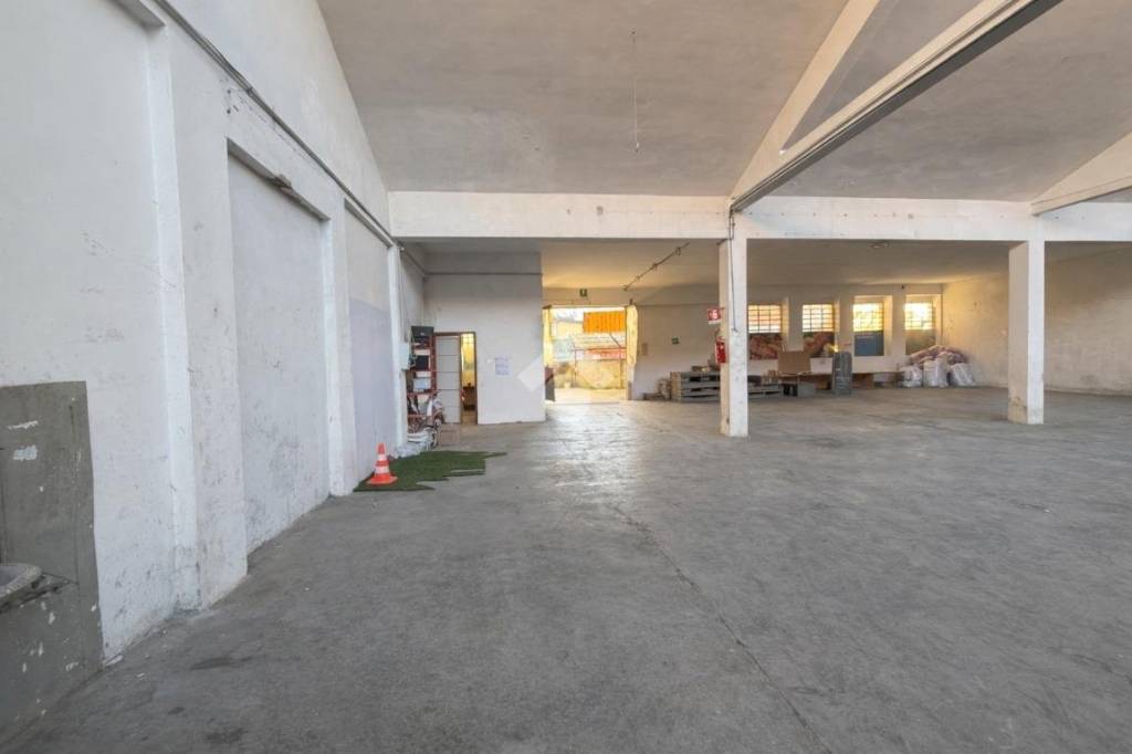 locale commerciale in affitto a Calco