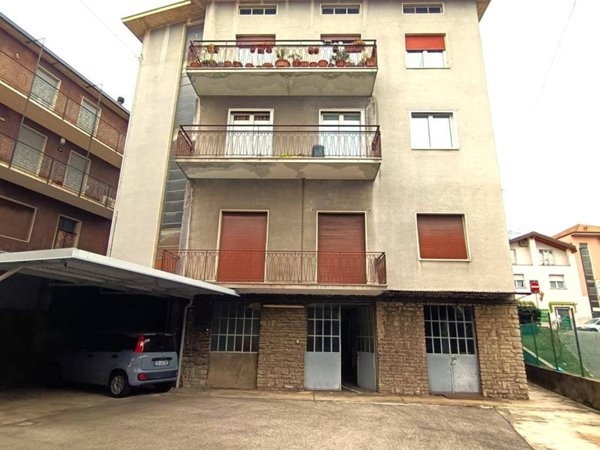 locale commerciale in affitto a Calolziocorte