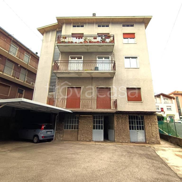 locale commerciale in affitto a Calolziocorte in zona Foppenico