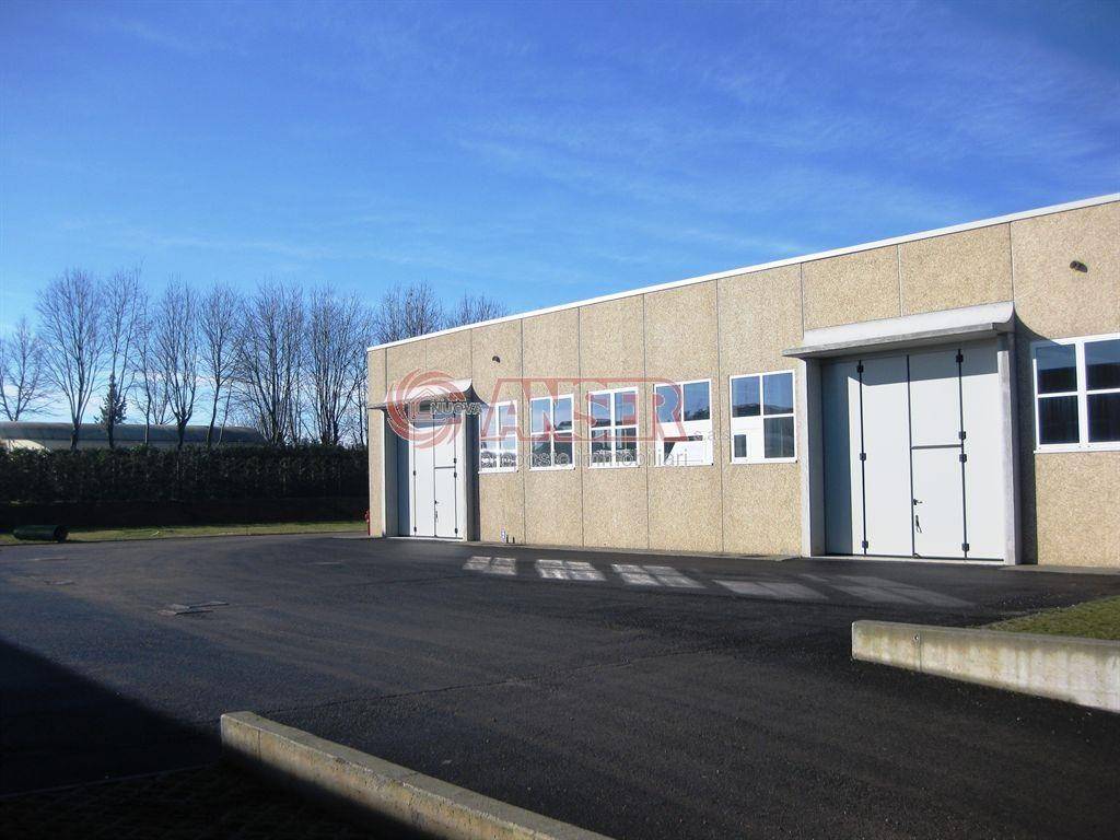 locale commerciale in affitto a Casatenovo