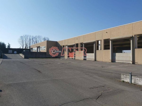 locale commerciale in affitto a Casatenovo