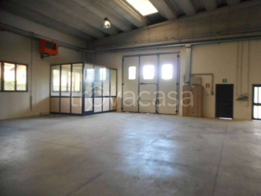 locale commerciale in affitto a Castello di Brianza