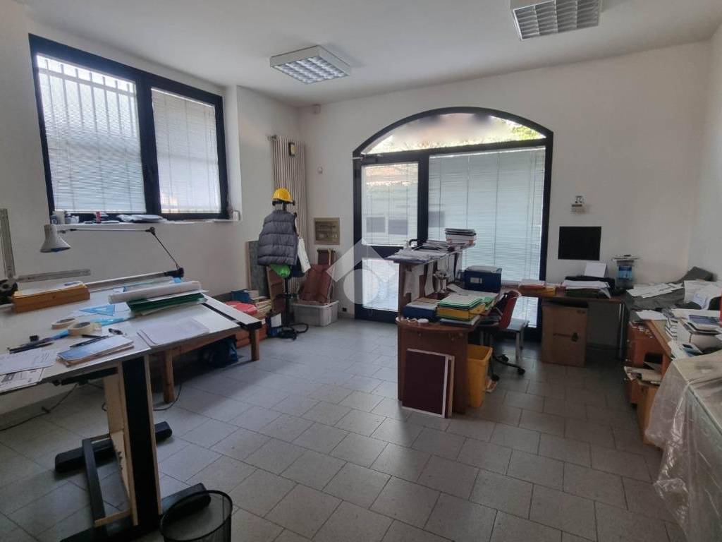 negozio in affitto a Castello di Brianza in zona Cologna