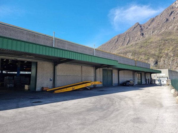 locale commerciale in affitto a Civate