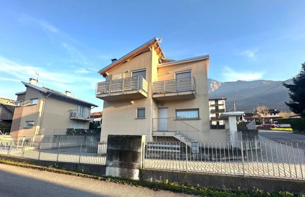 appartamento in affitto a Colico in zona Villatico