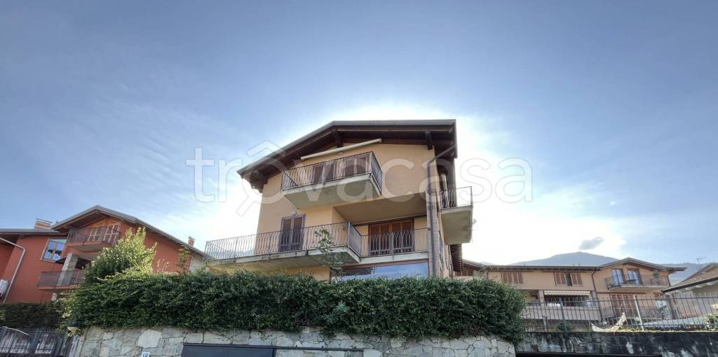 appartamento in affitto a Colico