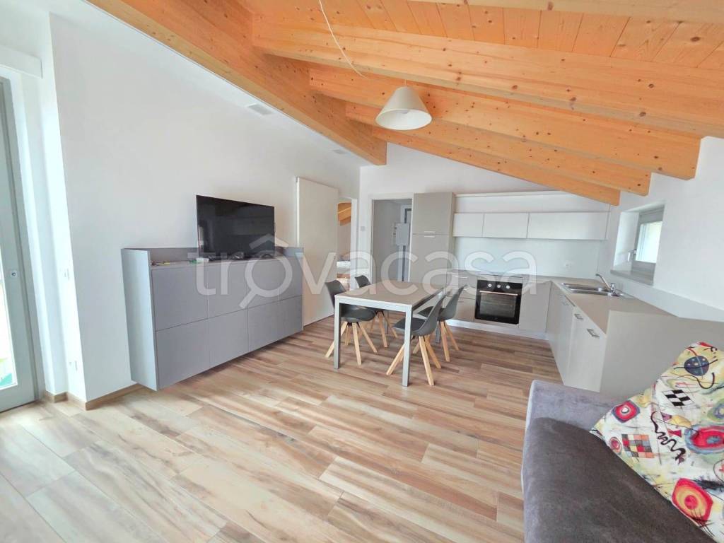 appartamento in affitto a Colico in zona Villatico