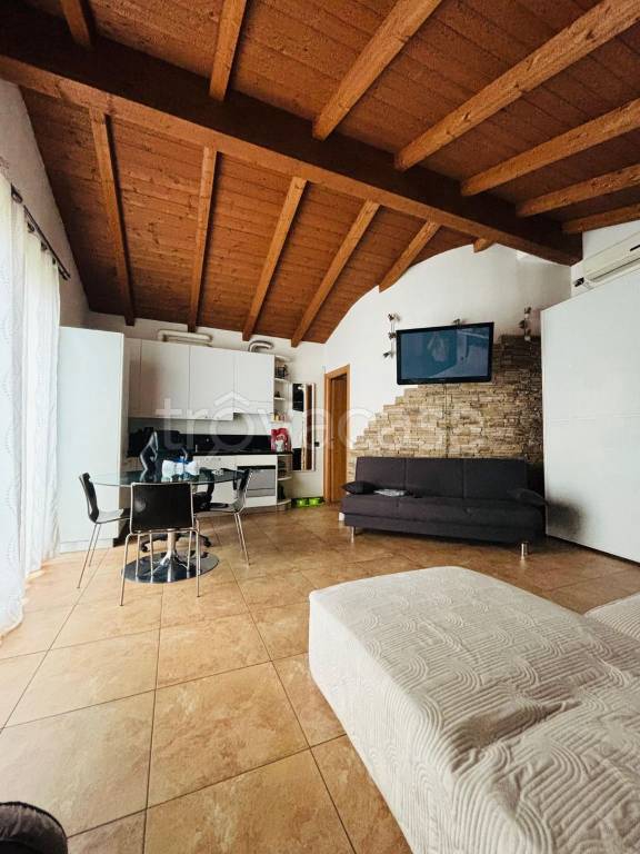 appartamento in affitto a Costa Masnaga