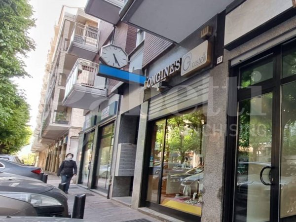 negozio in affitto a Lecco in zona Viale Turati