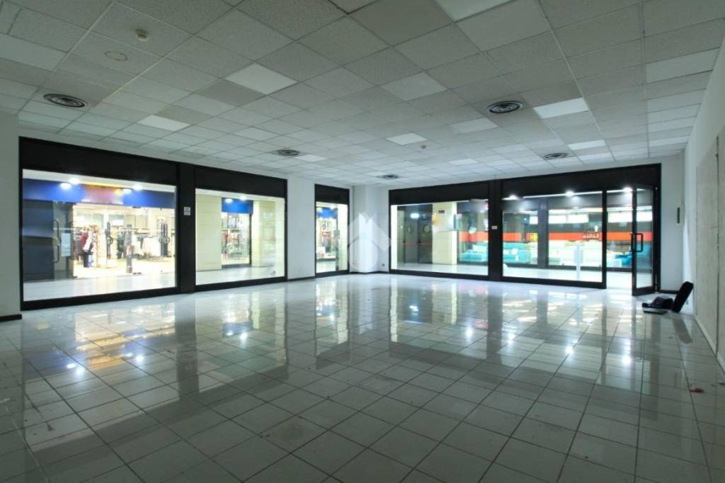 negozio in affitto a Lecco in zona Maggianico