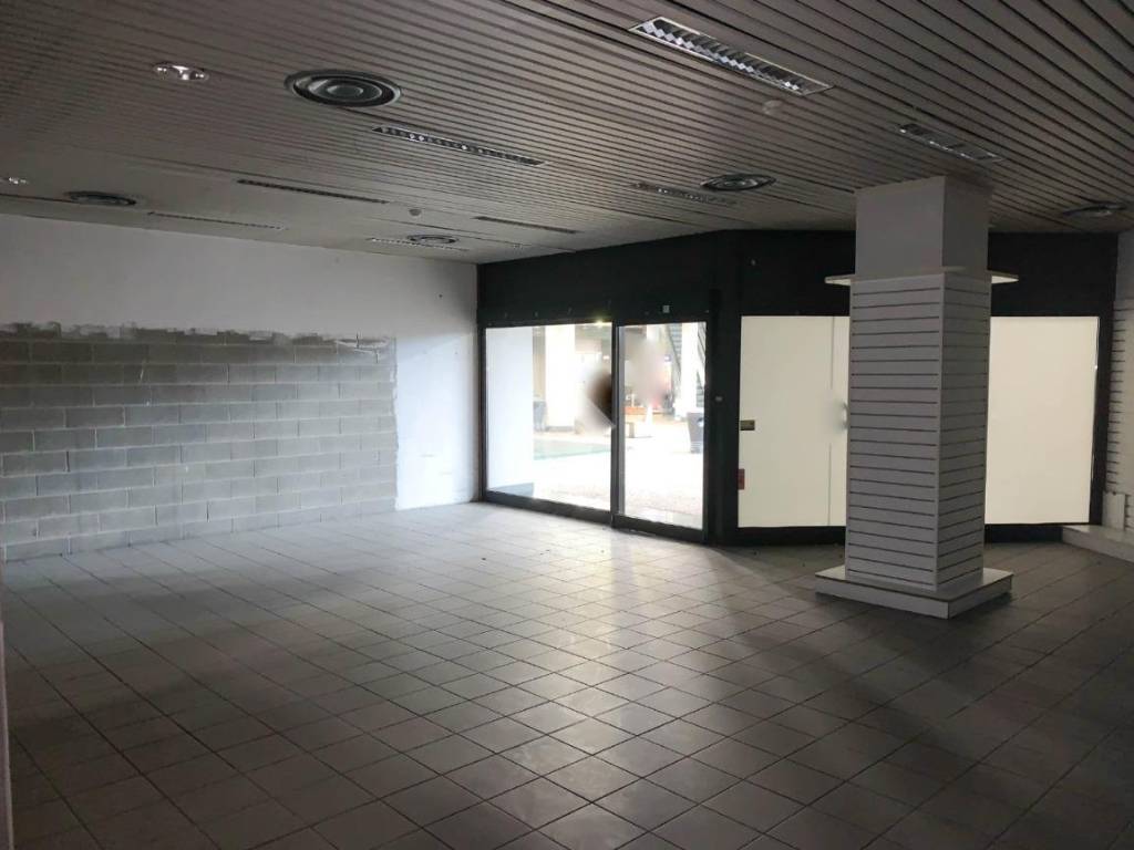 negozio in affitto a Lecco in zona Pescarenico