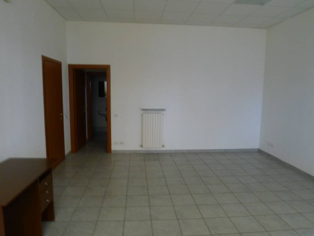negozio in affitto a Lecco in zona Rancio