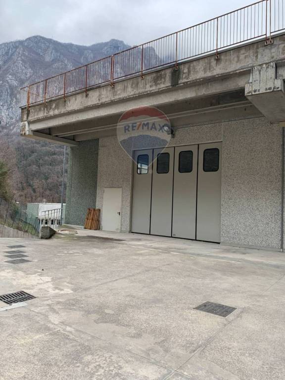 locale commerciale in affitto a Lecco in zona Laorca