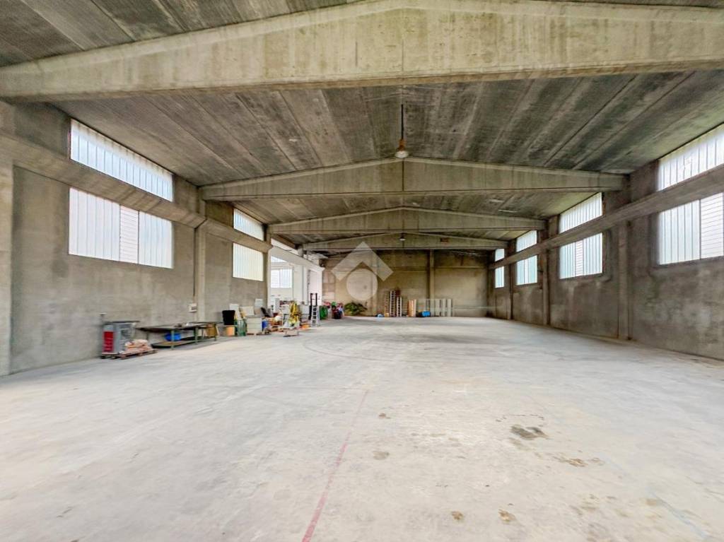 locale commerciale in affitto a Lecco in zona Caleotto