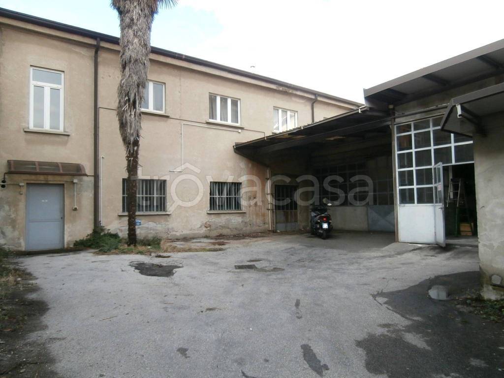 locale commerciale in affitto a Lecco in zona Caleotto