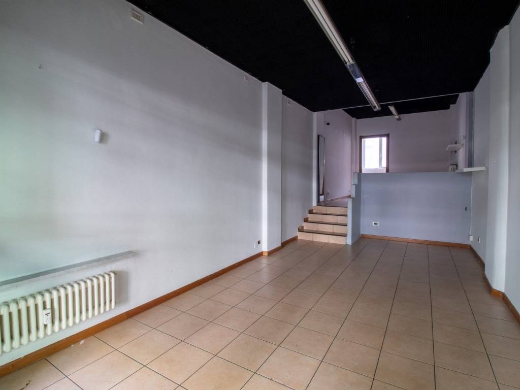 locale commerciale in affitto a Lecco in zona Viale Turati
